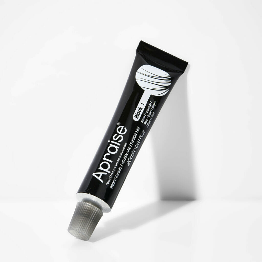 ZOLA <strong>ZOLA Keratin Brow Gel Strong Fix + Nourishing on korvaamaton apu täydellisesti hoidetuille ja kiinteille kulmakarvoille!</strong> Unohda kurittomat kulmakarvat – Zola Keratin Brow Gel auttaa sinua saavuttamaan täydellisen kulman muodon nopeasti ja vaivattomasti. Keratiinilla rikastetun koostumuksensa ansiosta tämä tuote ei ainoastaan ​​auta muotoilemaan kulmakarvoja, vaan myös huolehtii niiden terveydestä tehden niistä vahvoja, joustavia ja kiiltäviä. <strong>Ominaisuudet ja edut:</strong> <ol> <li><strong>Täydellinen kiinnitys</strong>: Varmistaa kulmakarvoille halutun muodon pysyvästi koko päiväksi ilman tahmeaa tai raskasta tunnetta.</li> <li><strong>Keratiinihoito:</strong> Rikastettu keratiinilla, joka ravitsee ja parantaa kulmakarvojen rakennetta antaen niille tervettä kiiltoa ja vahvuutta.</li> <li><strong>Kevyt rakenne:</strong> Ei jätä valkoista kerrosta tai tahmeutta antaen luonnollisen tuloksen ja painottoman tunteen.</li> <li><strong>Yleiskäyttö:</strong> Soveltuu sekä kotikäyttöön että ammattimaisiin salongihoitoihin.</li> </ol> <strong>Käyttö</strong>: Levitä geeliä kulmakarvoihin erikoissiveltimellä, muotoile haluamasi muoto ja nauti täydellisestä lookista koko päivän!   Tilavuus: 5 ml Sopii kaikille ihotyypeille. Pomello