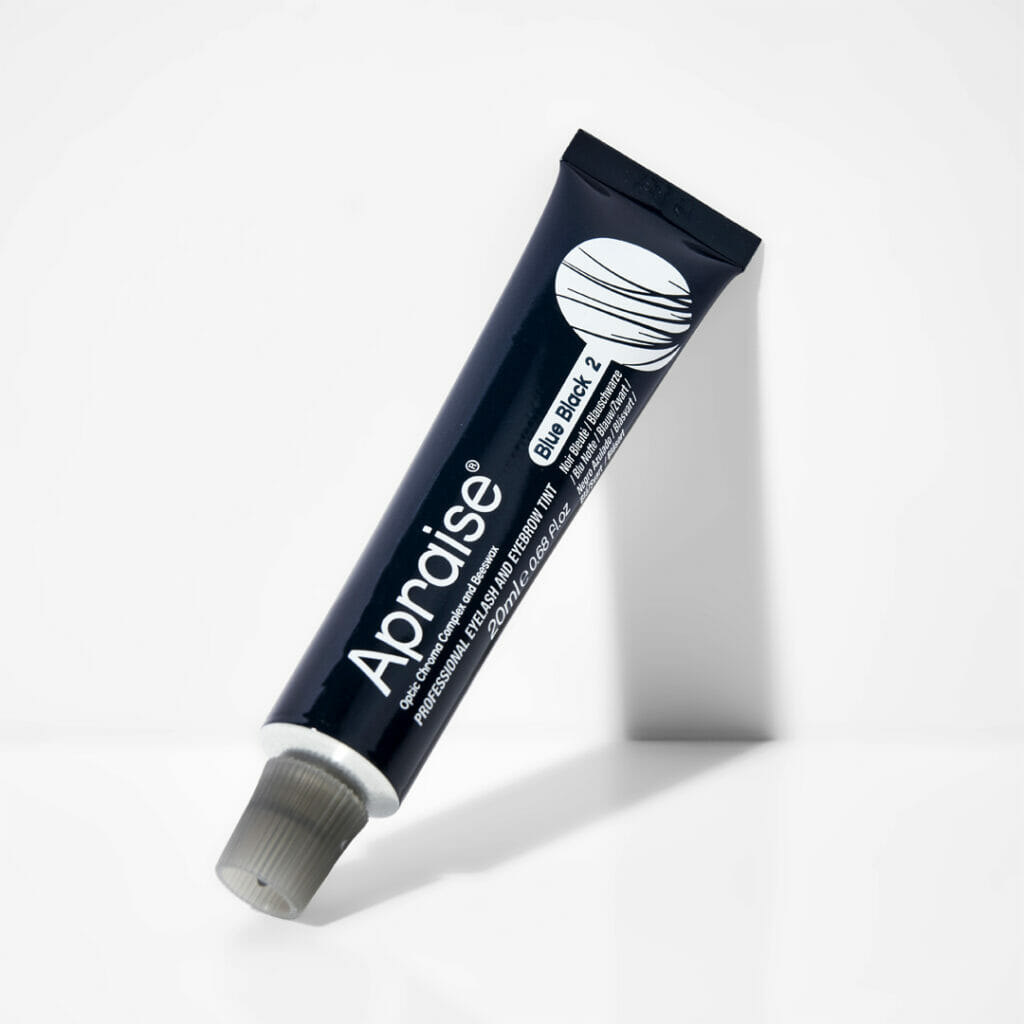 MAXYMOVA <h3><strong>MAXYMOVA Power Lash Lift Glue – Nopea ja tehokas ripsien laminointi</strong></h3> Maxymova ammattilaiskäyttöön tarkoitettu ripsien laminointiliima on suunniteltu <strong>ripsimuotoilijoille</strong>, jotka arvostavat nopeutta ja helppokäyttöisyyttä. <strong>10 ml tuubissa</strong> oleva liima on täydellinen valinta niille, jotka haluavat <strong>luotettavia ja pitkäkestoisia tuloksia</strong>. <h3><strong>Tärkeimmät ominaisuudet:</strong></h3> ✔ <strong>Ammattimainen laminointiliima</strong> – Erityisesti ammattilaisille kehitetty koostumus, joka takaa <strong>tasaiset ja luotettavat tulokset</strong>. ✔ <strong>Erittäin nopea kuivumisaika</strong> – Säästää aikaa ja mahdollistaa <strong>nopean ja sujuvan laminointiprosessin</strong>. ✔ <strong>Käytännöllinen ja hygieeninen 10 ml tuubi</strong> – Helppo käyttää ja säilyttää, mikä varmistaa tuotteen pitkäaikaisen tuoreuden. ✔ <strong>Vesiliukoinen koostumus</strong> – Helppo poistaa vedellä, mikä tekee käytöstä <strong>puhtaan ja vaivattoman</strong>. ✔ <strong>Vahva ja nopeasti kiinnittyvä</strong> – Pitää ripset <strong>tiukasti paikallaan</strong> silikoonityynyllä koko käsittelyn ajan. Maxymova <strong>Power Lash Lift Glue</strong> on täydellinen valinta <strong>täydellisten ja pitkäkestoisten ripsien laminointitulosten</strong>saavuttamiseksi. Pomello