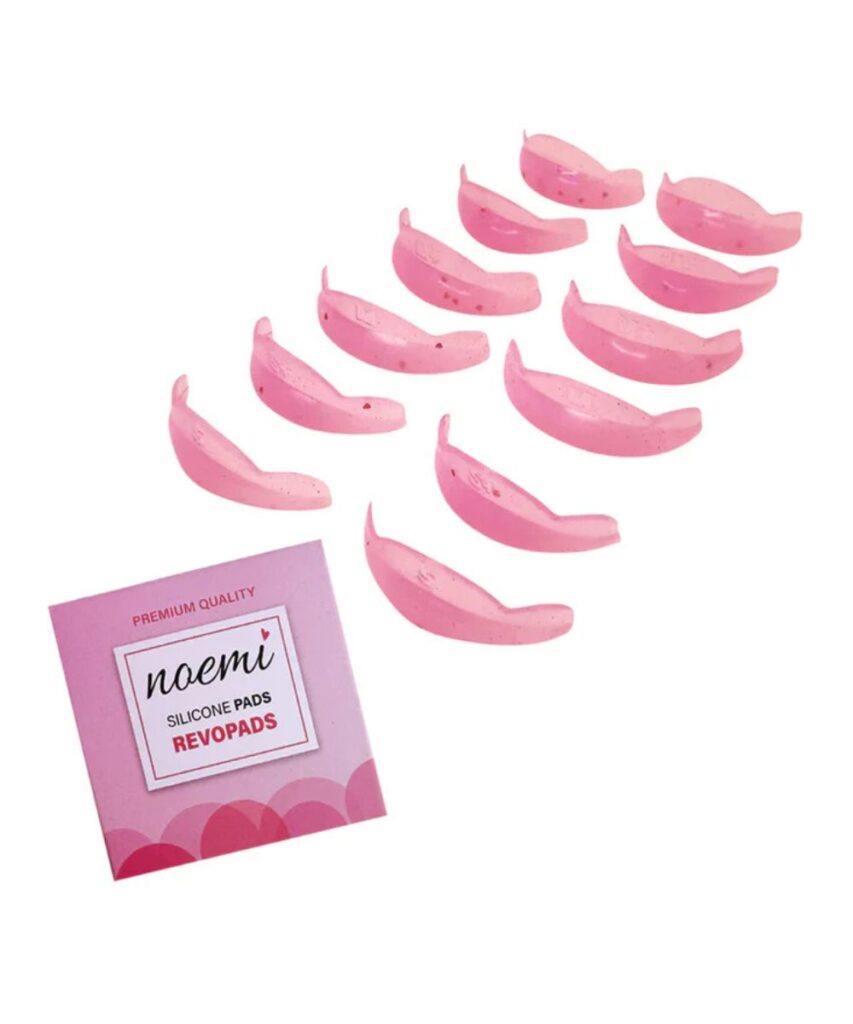 NOEMI Палитра NOEMI Lash lift сделана из высококачественного мягкого силикона, палитра позволяет дозировать нужное количество для каждой процедуры, экономя время и продукты: клей, эмульсии, краску и водород.   В палитру также можно добавить воду, чтобы клей не высыхал быстрее. Это средство необходимо мастеру на каждый день. Делает процедуры более комфортными и точными. Pomello