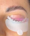 MAXYMOVA <strong>Lash Lamination & Tinting Paper Compensators</strong> Ammattikäyttöön suunnitellut kertakäyttöiset paperikomensaattorit tarkkaan, hygieeniseen ja hallittuun lash lift- ja ripsien värjäysprosessiin. Ohuesta, valkoisesta ja perforoidusta materiaalista valmistetut kompensaattorit ovat kevyesti hengittäviä, mikä mahdollistaa paremman ilmankierron käsittelyn aikana. Perforoitu rakenne auttaa kompensaattoria mukautumaan tasaisesti ripsirajaan, parantaen kiinnittymistä shieldiin tai silikonityynyyn sekä vähentäen epätasaisen käsittelyn tai irtoamisen riskiä. Sopii käytettäväksi: • Step 1 -vaiheessa • Step 2 -vaiheessa • Ripsien värjäyksen aikana Paperikomensaattorit auttavat varmistamaan tasaisen tuotteen levityksen ja yhtenäisen lopputuloksen lash lift -käsittelyissä. Pakkaus sisältää noin 500 kertakäyttöistä kompensaattoria käytännöllisessä rasiassa, mikä tekee tuotteesta täydellisen kiireisiin salonkeihin ja lash lift -ammattilaisille, jotka arvostavat hygieniaa, tarkkuutta ja luotettavia tuloksia. Tuotteen ominaisuudet: • Kertakäyttöinen ja hygieeninen • Ohut perforoitu hengittävä materiaali • Parantaa kiinnittymistä shieldiin • Auttaa luomaan tasaisen taivutuksen • Sopii lash lift- ja värjäyskäsittelyihin • Noin 500 kpl pakkauksessa • Ammattikäyttöön ✨ Täydellinen valinta ammattilaiselle, joka arvostaa tarkkaa työskentelyä, puhtautta ja laadukasta lopputulosta. Pomello